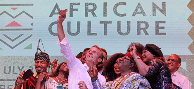 Le président français Emmanuel Macron prend un selfie avec des artistes de Nollywood lors d’un spectacle en direct à l’AfriKa Shrine à Lagos, le 3 juillet 2018. © Ludovic MARIN / POOL / AFP